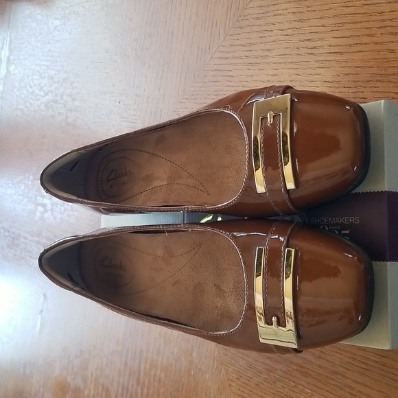 Clarks Patent Leather Ladies Flats - Picture 6 of 6